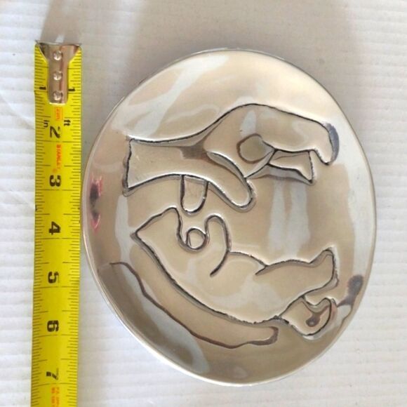 Vintage Hoselton Sculptures Canada Footed Aluminum Polar Bear Plate - Picture 7 of 7